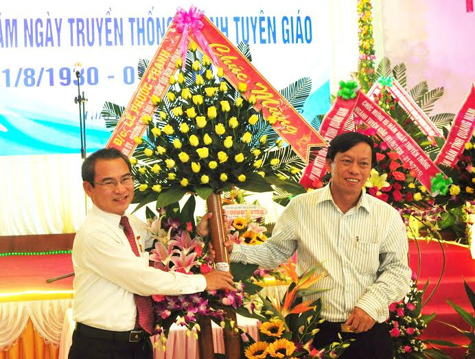 Bí thư Tỉnh ủy Lê Phước Thanh tặng hoa chúc mừng đội ngũ người làm công tác tuyên giáo tỉnh nhân kỷ niệm 85 năm ngày truyền thống của ngành.