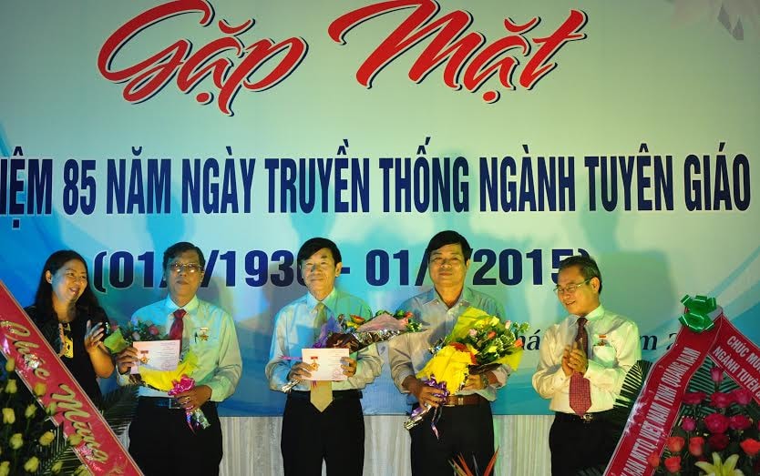 Lãnh đạo Ban Tuyên giáo Tỉnh ủy trao Kỷ niệm chương “Vì sự nghiệp tuyên giáo” của Trưởng ban Tuyên giáo Trung ương cho các đồng chí làm công tác tuyên giáo ở cơ sở.