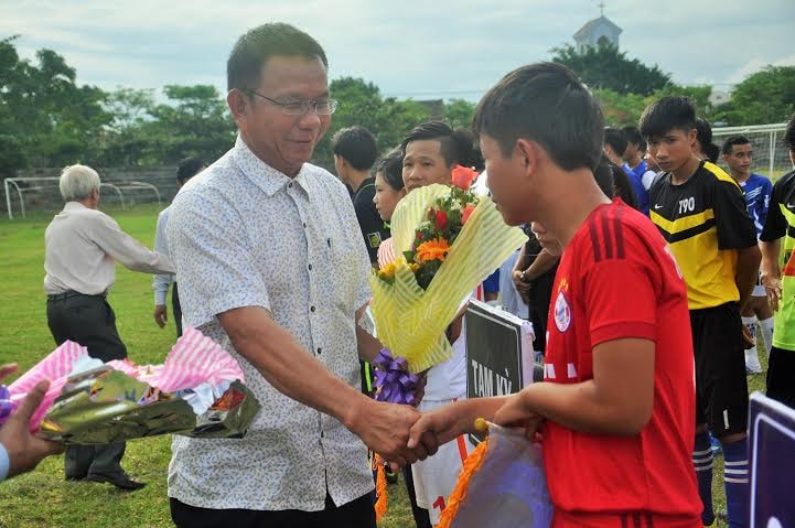 Ông Nguyễn Quang Việt-Giám đốc Ngân hàng Ngoại thương chi nhánh Quảng Nam, đơn vị tài trợ chính cho giải trao hoa động viên các cầu thủ thi đấu