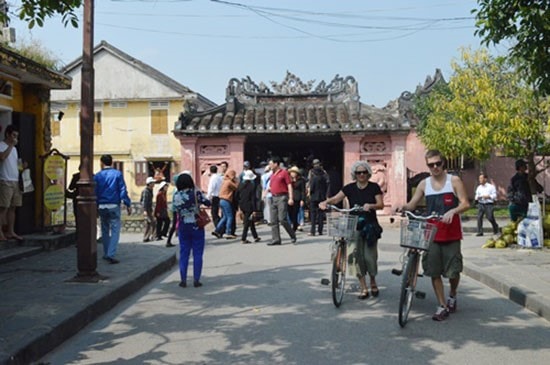 Tourists in Hoi An ancient town.