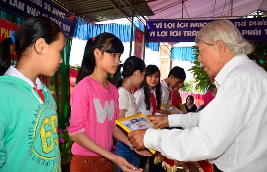 Đại diện tộc Phan Xuân trao thưởng khuyến học cho con cháu. Ảnh: XUÂN KHÁNH