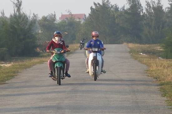 Đường Thanh niên ven biển qua vùng đông Thăng Bình tạo cơ hội để địa phương phát triển công nghiệp, dịch vụ - du lịch.Ảnh: T.PHONG
