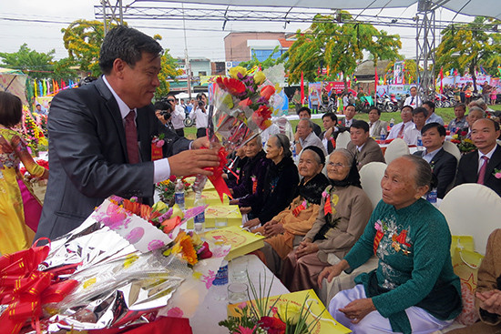 Bí thư Huyện ủy huyện Đại Lộc trao tặng quà cho Bà mẹ Việt Nam anh hùng tại lễ kỷ niệm 40 năm giải phóng quê hương. Ảnh: H.LIÊN