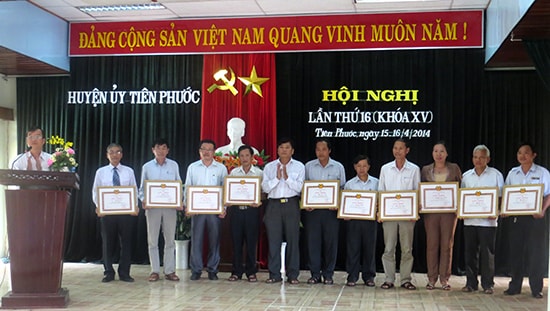 Huyện ủy Tiên Phước khen thưởng tập thể, cá nhân có thành tích xuất sắc trong công tác xây dựng Đảng.Ảnh: PHAN AN