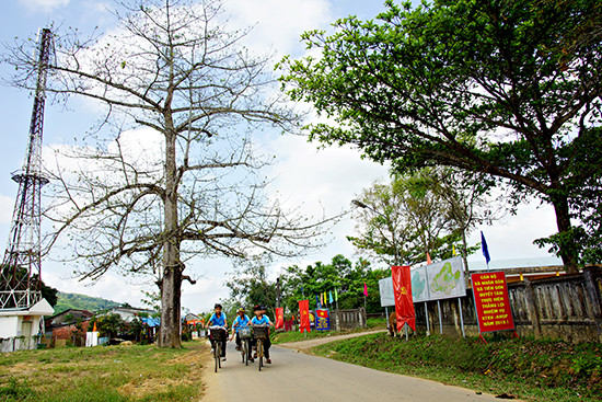 Hạ tầng giao thông huyện Tiên Phước được đầu tư xây dựng khang trang. Trong ảnh: Học sinh xã Tiên Sơn trên đường đến trường. Ảnh: PHƯƠNG THẢO