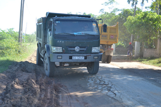 Nhiều đoạn bị lún sâu, lòng đường bị phá nát, bụi bay mù mịt.