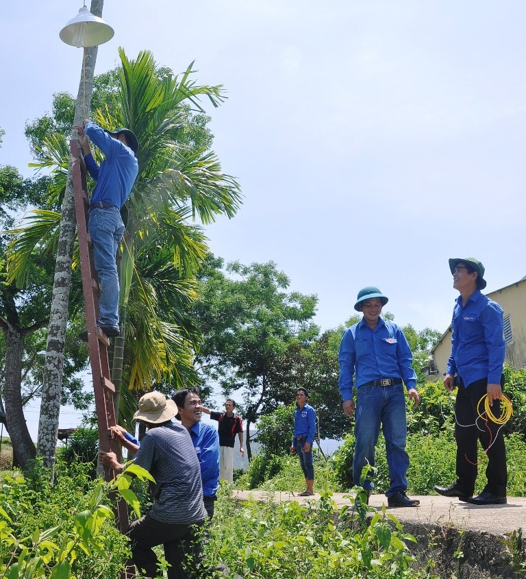 Tuổi trẻ Quảng Nam kéo điện 