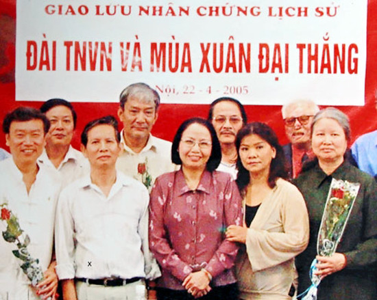 Nguyên Phó Tổng Giám đốc Đài Tiếng nói Việt Nam - Mai Thúc Long (hàng trước, thứ hai từ trái sang) cùng các thế hệ phóng viên của đài. Ảnh nhandan.com.vn