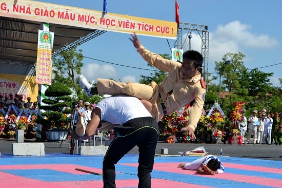 Một tình huống giả định CSGT phòng thủ khi bị tấn công trong lúc đang làm nhiệm vụ.