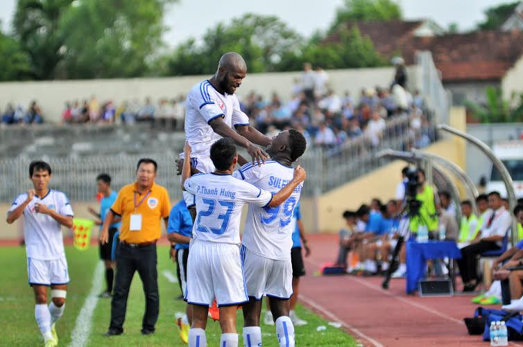 Các cầu thủ QNK Quảng Nam ăn mừng bàn thắng