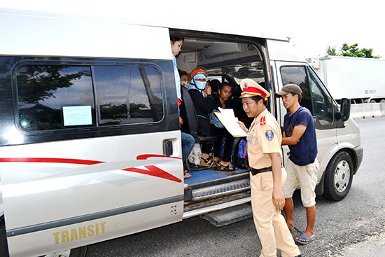 Lực lượng cảnh sát giao thông Công an Quảng Nam kiểm tra phương tiện tham gia giao thông.    Ảnh: C.TÚ