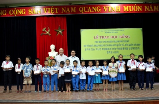 Làng Hoa Sen thường xuyên hỗ trợ học bổng cho học sinh Tam Kỳ.