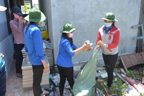 Các đoàn viên của phường Điện Nam Bắc đi thu mua phế liệu. Ảnh: Q.TUẤN