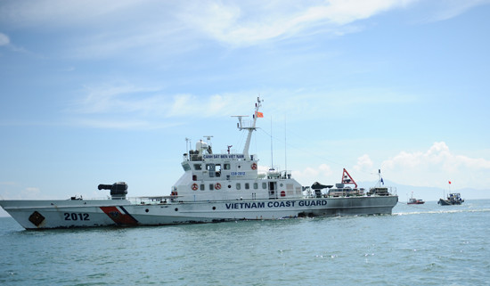 Tàu CSB 2012 đang lai dắt tàu QNa 903853 bị nạn vào bờ. Ảnh Minh Hải