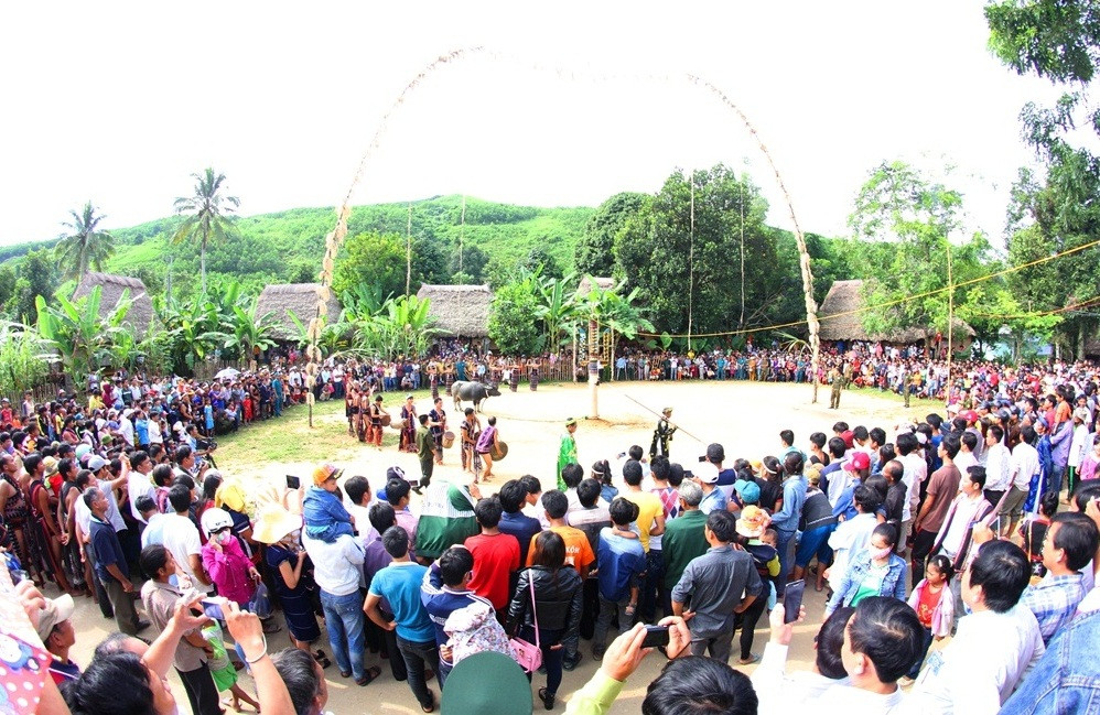 Vòng tròn được tạo nên bởi người dân và du khách, để chứng kiến lễ hội đâm trâu truyền thống.