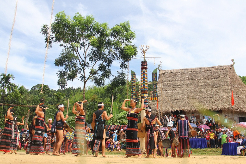 Phần thi múa tân tung, da dá của đồng bào Cơ Tu ở các thôn trên địa bàn xã tại lễ hội.