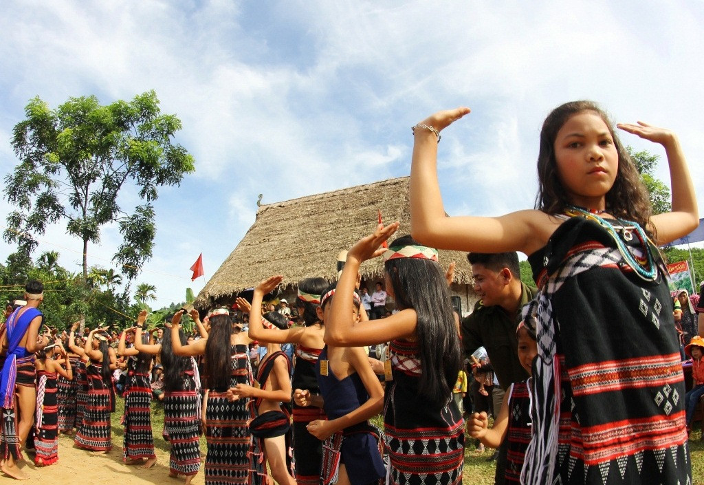 Không gian sân làng văn hóa Bhờ Hô ồng 1 chật kín, phủ sắc màu truyền thống cùng vũ điệu non ngàn.