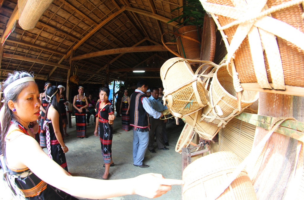 Nét mới của lễ hội lần này là không gian trưng bày sản phẩm đan lát của đồng bào Cơ Tu, phục vụ du khách.