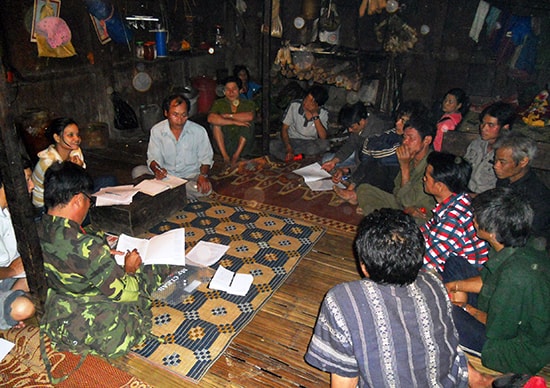 Cán bộ huyện Nam Trà My gặp gỡ, lắng nghe tâm tư của đồng bào Xê Đăng (xã Trà Linh) về việc phát triển cây sâm Ngọc Linh. Ảnh: H.Thọ