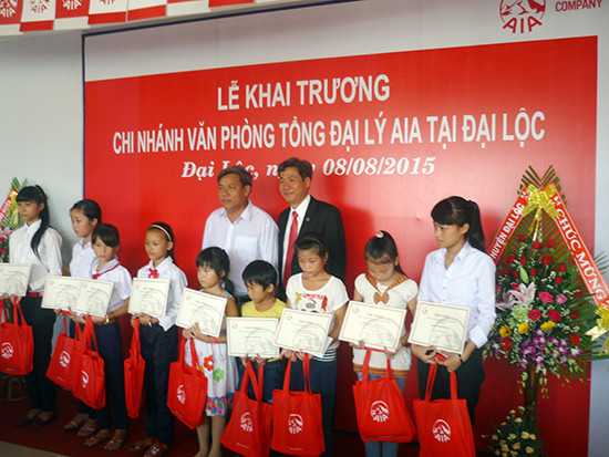 AIA Việt Nam đã trao tặng học bổng, và quà cho trẻ em nghèo huyện Đại Lộc
