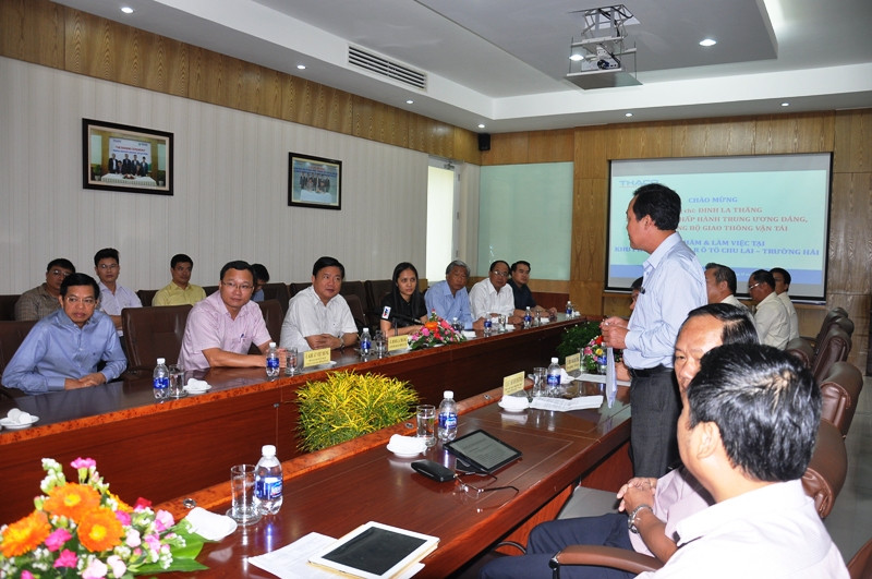 Phó Chủ tịch Thường trực UBND tỉnh Huỳnh Khánh Toàn phát biểu tại buổi làm việc với Bộ trưởng Đinh La Thăng . Ảnh : VINH ANH