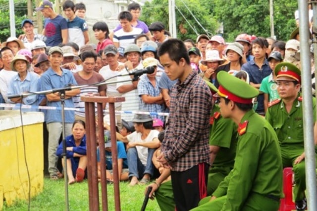 Hung thủ gây án đứng trước vành móng ngựa. Hoàng Liên