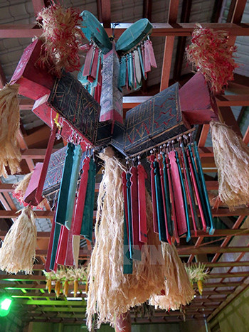 Những nét trang trí độc đáo trên cây nêu và bộ gu của đồng bào dân tộc Co ở Bắc Trà My. Ảnh: Đ.T