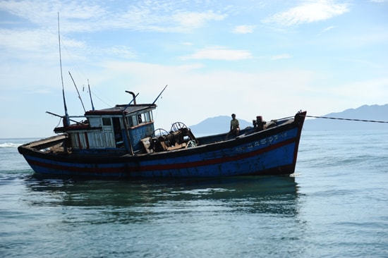 Tàu cá QNg nằm trong vùng cạn nguy hiểm. Ảnh Minh Hải