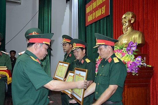 Trao thưởng cho các tập thể, cá nhân có thành tích tốt trong phong trào thi đua “Dân vận khéo” và xây dựng “Đơn vị dân vận tốt”.