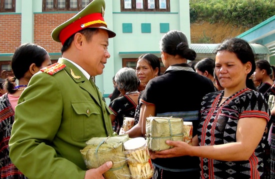 Công an huyện Tây Giang tặng bánh chưng cho hộ nghèo, gia đình chính sách xã A Nông dịp tết 2015. Ảnh: ĐÌNH HIỆP