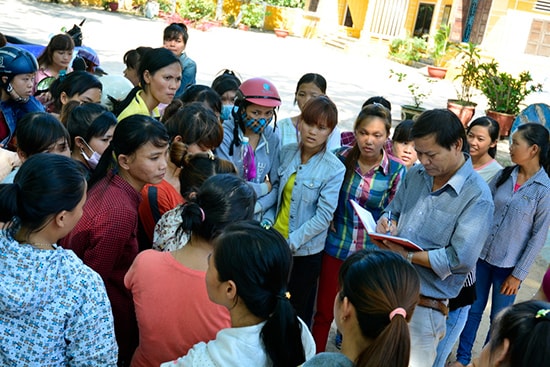 Ông Lê Chính Đông, Phó chủ tịch Liên đoàn lao động huyện Duy Xuyên đang thu thập ý kiến, bức xúc của công nhân. Ảnh: XUÂN KHÁNH