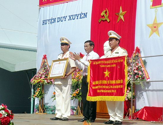 Trao danh hiệu Anh hùng lực lượng vũ trang nhân dân cho lãnh đạo Công an huyện Duy Xuyên. 