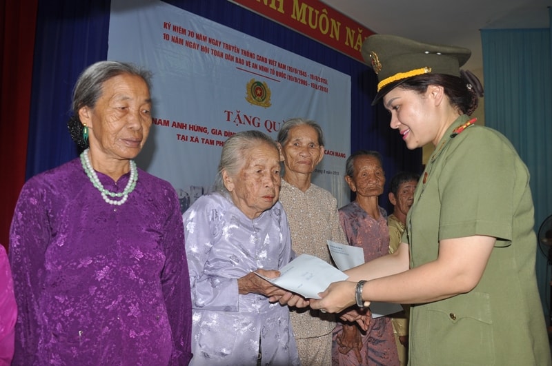 Đại tá Ngô Hoài Thu - Chủ tịch Hội Phụ nữ Bộ Công an tặng quà cho các Mẹ Việt Nam Anh hùng tại xã Tam Phú (TP.Tam Kỳ). Ảnh: VINH ANH