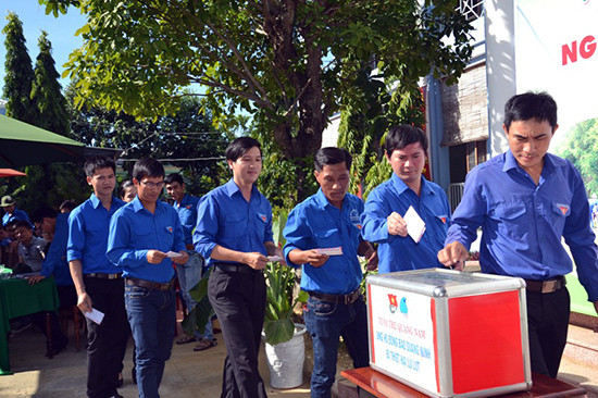 Tuổi trẻ Quảng Nam quyên góp ủng hộ đồng bào bị thiên tai.               Ảnh: P.TUẤN