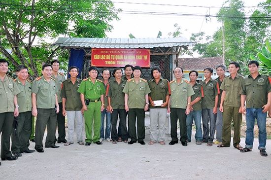 Thượng tướng Bùi Văn Thành - Thứ trưởng Bộ Công an và lãnh đạo Công an tỉnh thăm tổ an ninh tự quản thôn Thuận An, xã Tam Đàn, huyện Phú Ninh.       Ảnh: NHƯ Ý