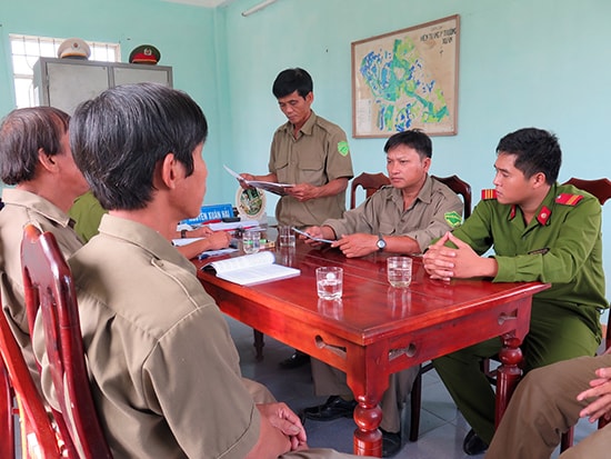 Trưởng ban Bảo vệ dân phố phường Trường Xuân - Võ Văn Tâm (đứng) trong một buổi họp giao ban công tác.  Ảnh: Phương Nam