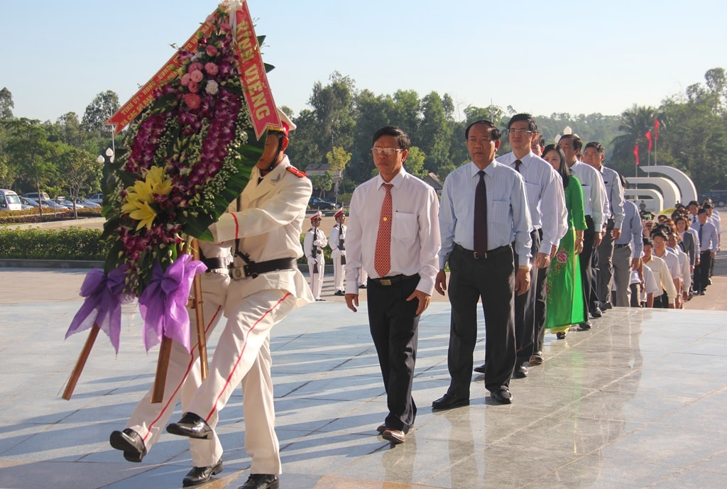 Bí thư Tỉnh ủy Lê Phước Thanh, Chủ tịch UBND tỉnh Đinh Văn Thu cùng đoàn đại biểu dâng hoa tưởng niệm các anh hùng liệt sĩ.