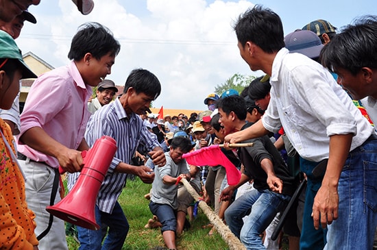 Nhân dân sôi nổi tham gia hoạt động trong Ngày hội đại đoàn kết ở khu dân cư. Ảnh: VINH ANH