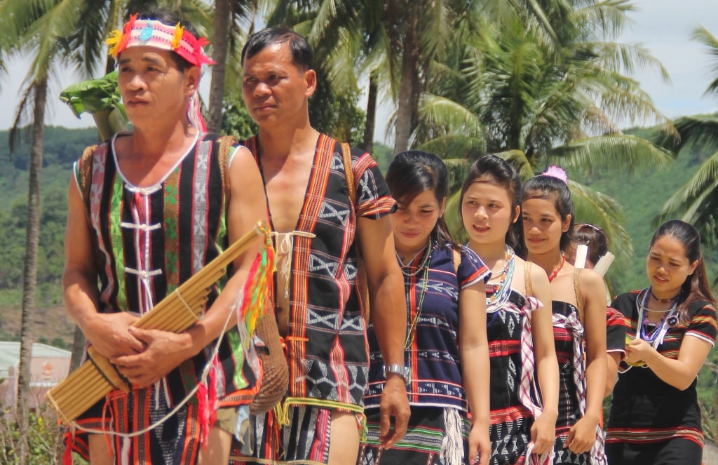 Cùng với nhiều hoạt động văn hóa tiêu biểu, chương trình còn có sự tái hiện lễ cưới của đồng bào Cơ Tu. Ảnh: ALĂNG NGƯỚC