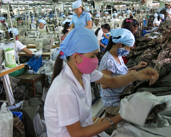 Người lao động trong các khu, cụm công nghiệp có thêm động lực gia tăng sản xuất khi nhiều DN thực hiện đầy đủ, hiệu quả các chính sách, chế độ an sinh xã hội. Ảnh: N.P