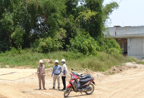 Bụi tre của ông Phạm Văn Năm (thôn Xuân Đài, Điện Quang, Điện Bàn) vẫn tồn tại ở khu vực thi công dự án đường cao tốc.        Ảnh: C.TÚ