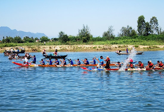 Các thuyền đua tranh tài quyết liệt.