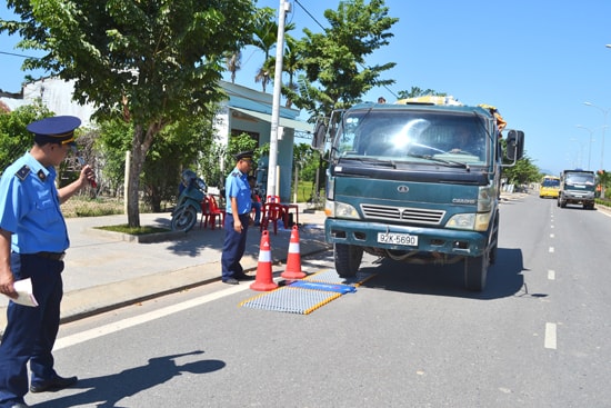 Thanh tra Sở GTVT kiểm soát tải trọng phương tiện. Ảnh: C.T