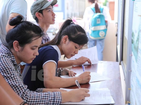 Thí sinh làm thủ tục rút hồ sơ tại Trường Đại học Công nghiệp Hà Nội. Ảnh: Lê Minh Sơn/Vietnam+