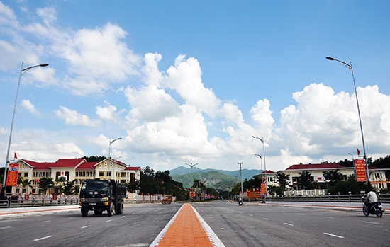 Hạ tầng trung tâm hành chính huyện Nông Sơn được đầu tư khang trang, hiện đại. Ảnh: VINH ANH