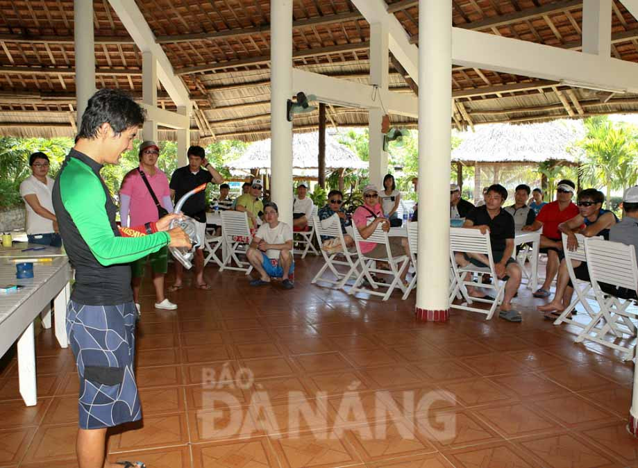 Các huấn luyện viên lặn biển hướng dẫn du khách cách sử dụng các dụng cụ và các kỹ năng để có thể chiêm ngưỡng hết được vẻ đẹp của các rạn san hô.