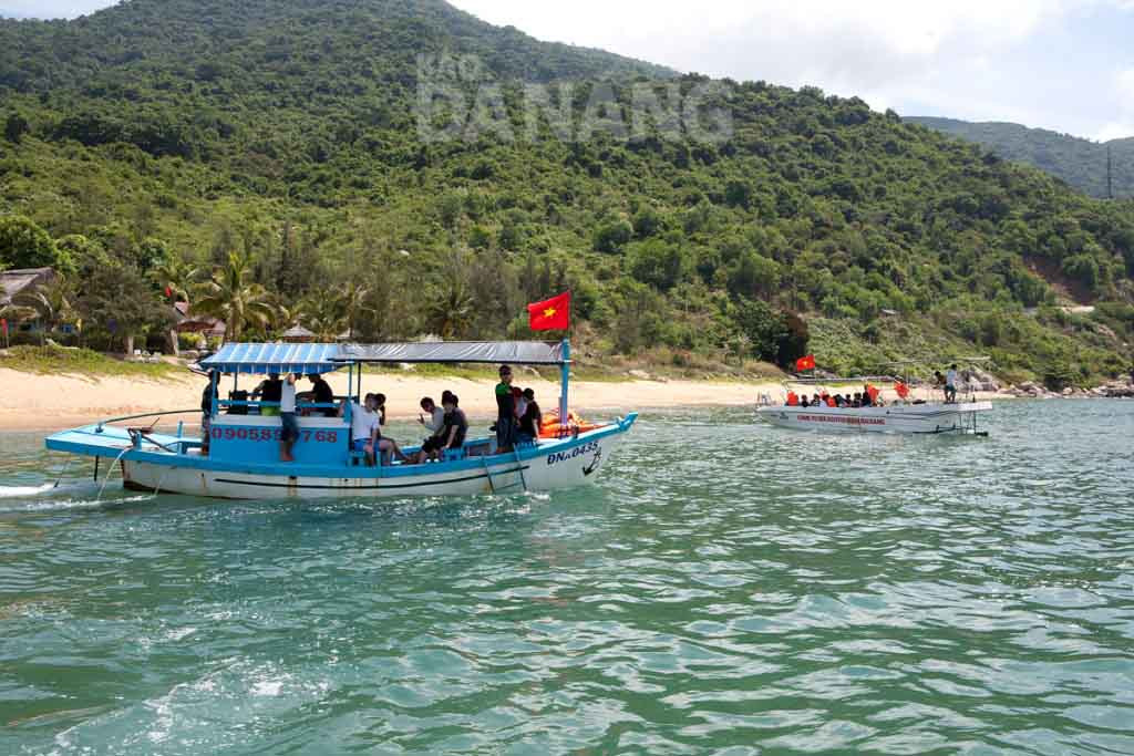 Du khách lên ca nô máy từ bãi Rạng.
