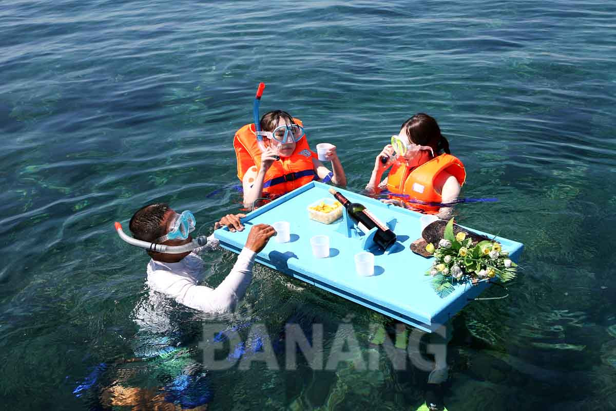 Cùng với tour lặn biển, du khách có thể thỏa sức vẫy vùng và trải nghiệm với tour câu cá đại đương. 