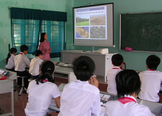 Giáo viên đồng bằng đẩy mạnh ứng dụng công nghệ thông tin trong giảng dạy giúp nâng cao chất lượng giáo dục. Ảnh: X.P