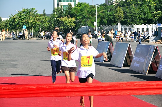 Sự nỗ lực hết sức mình trên đường chạy là nét đẹp của giải Việt dã Báo Quảng Nam.                     Ảnh: TƯỜNG VY